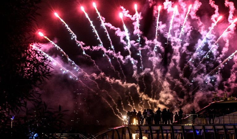 Посетители на церемонии закрытия 7-го Московского международного фестиваля Круг Света 2017 на Останкинском пруду в Москве Посетители на церемонии закрытия 7-го Московского международного фестиваля Круг Света 2017 на Останкинском пруду в Москве