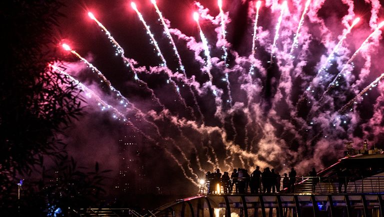 Посетители на церемонии закрытия 7-го Московского международного фестиваля Круг Света 2017 на Останкинском пруду в Москве Посетители на церемонии закрытия 7-го Московского международного фестиваля Круг Света 2017 на Останкинском пруду в Москве
