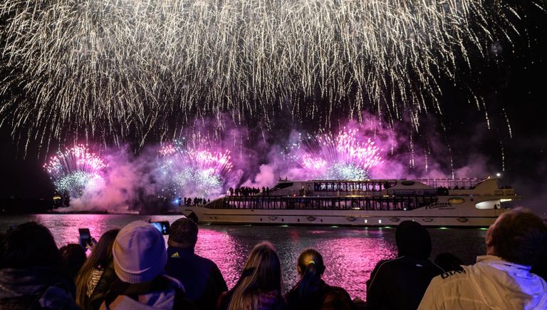 Посетители на церемонии закрытия 7-го Московского международного фестиваля Круг Света 2017 на Останкинском пруду в Москве Посетители на церемонии закрытия 7-го Московского международного фестиваля Круг Света 2017 на Останкинском пруду в Москве