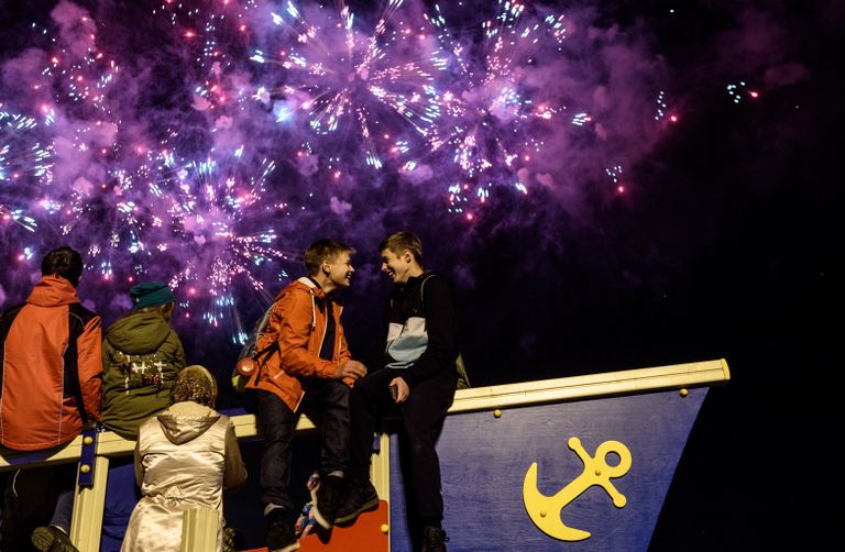 Посетители на церемонии закрытия 7-го Московского международного фестиваля Круг Света 2017 на Останкинском пруду в Москве Посетители на церемонии закрытия 7-го Московского международного фестиваля Круг Света 2017 на Останкинском пруду в Москве