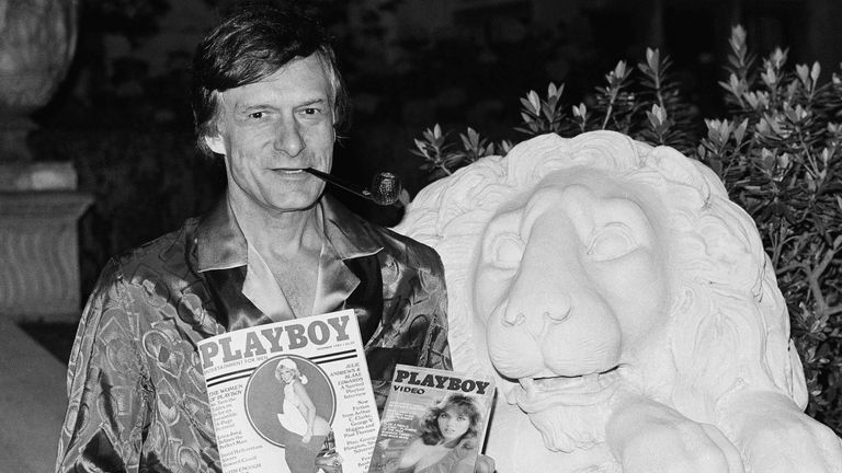 Хью Хефнер держит журнал Playboy и видеокассету с канала Playboy Channel во время интервью в особняке Playboy в Холмби-Хиллз. 29 ноября 1982 Хью Хефнер держит журнал Playboy и видеокассету с канала Playboy Channel во время интервью в особняке Playboy в Холмби-Хиллз. 29 ноября 1982