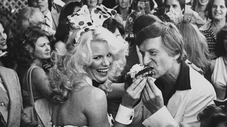 Хью Хефнер с девушкой из Playboy после награждения на Голливудской Аллее славы. 9 апреля 1980 Хью Хефнер с девушкой из Playboy после награждения на Голливудской Аллее славы. 9 апреля 1980