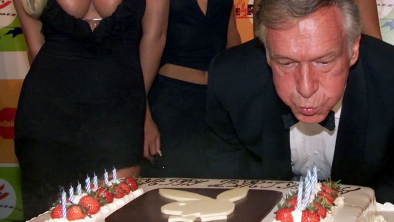 Основатель Playboy Хью Хефнер задувает свечи на свой 75-летний юбилей. 12 мая 2001 Основатель Playboy Хью Хефнер задувает свечи на свой 75-летний юбилей. 12 мая 2001