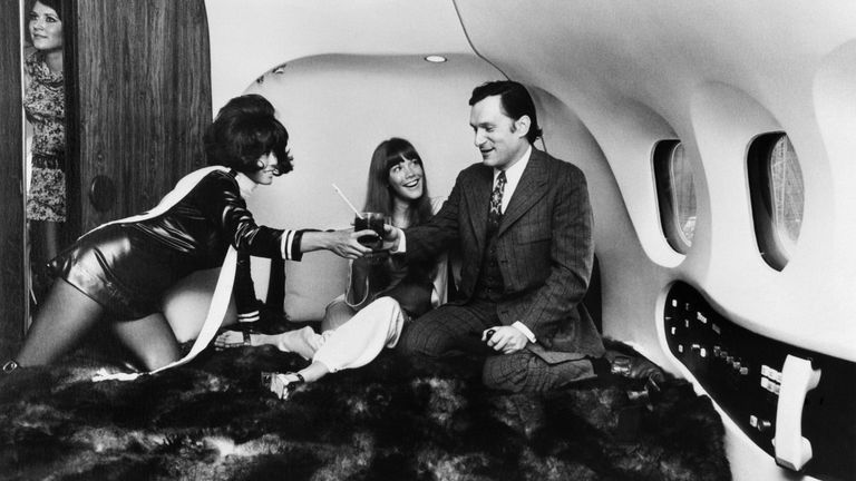 Хью Хефнер с актрисой Барбарой Бентон на борту самолета Playboy Big Bunny. 30 августа 1970 Хью Хефнер с актрисой Барбарой Бентон на борту самолета Playboy Big Bunny. 30 августа 1970