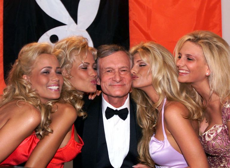 Хью Хефнер с девушками Playboy во время 52-го Каннского кинофестиваля. 14 мая 1999 Хью Хефнер с девушками Playboy во время 52-го Каннского кинофестиваля. 14 мая 1999