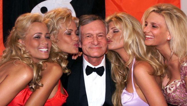 Хью Хефнер с девушками Playboy во время 52-го Каннского кинофестиваля. Архивное фото Хью Хефнер с девушками Playboy во время 52-го Каннского кинофестиваля. Архивное фото
