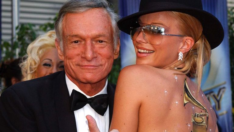 Хью Хефнер с девушкой Playboy Зои Грегори на 44-ой ежегодной премии Грэмми. 26 февраля 2002 Хью Хефнер с девушкой Playboy Зои Грегори на 44-ой ежегодной премии Грэмми. 26 февраля 2002
