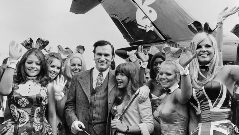 Хью Хефнер с девушками возле самолета Playboy в аэропорту Ле Бурже. 30 августа 1970 Хью Хефнер с девушками возле самолета Playboy в аэропорту Ле Бурже. 30 августа 1970