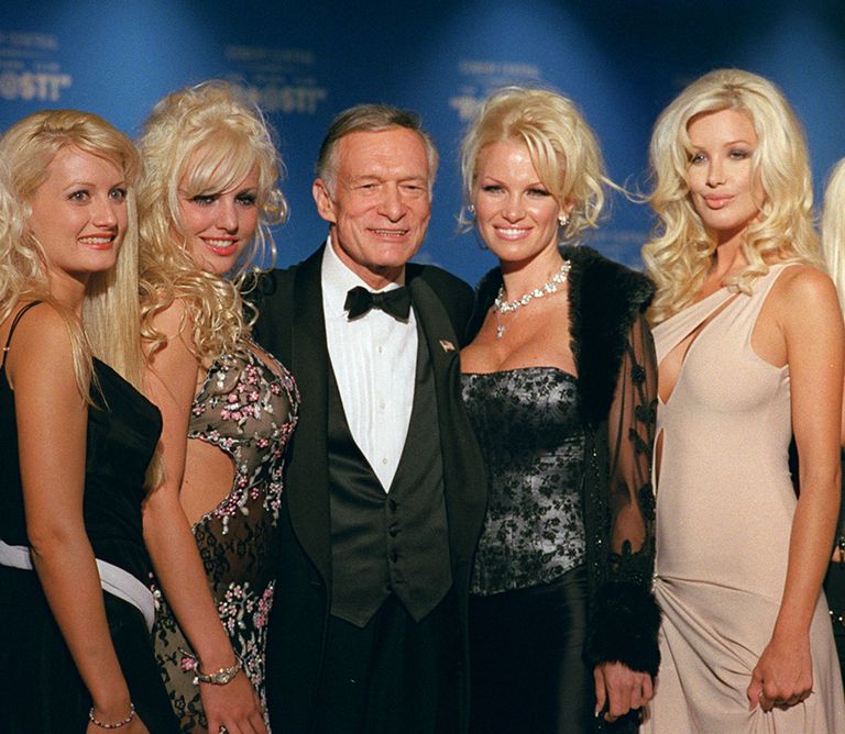 Хью Хефнер с девушками в Friars Club в Нью-Йорке, 29 сентября 2001 Хью Хефнер с девушками в Friars Club в Нью-Йорке, 29 сентября 2001