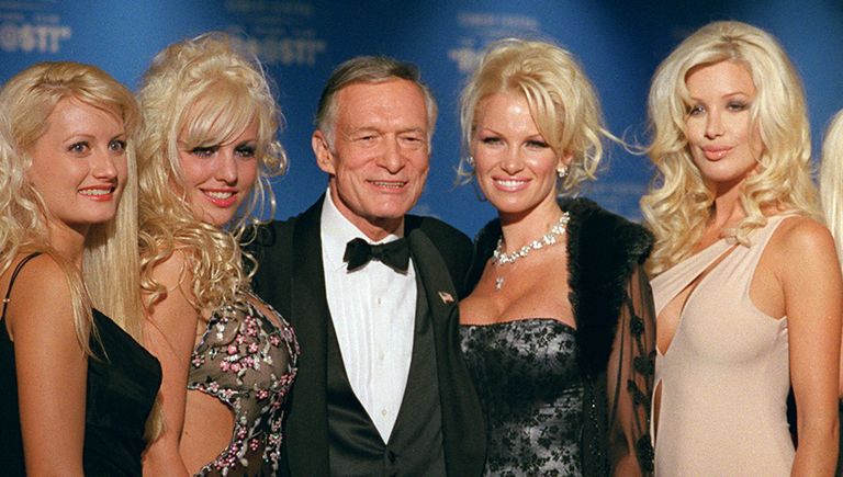 Хью Хефнер с девушками в Friars Club в Нью-Йорке, 29 сентября 2001 Хью Хефнер с девушками в Friars Club в Нью-Йорке, 29 сентября 2001