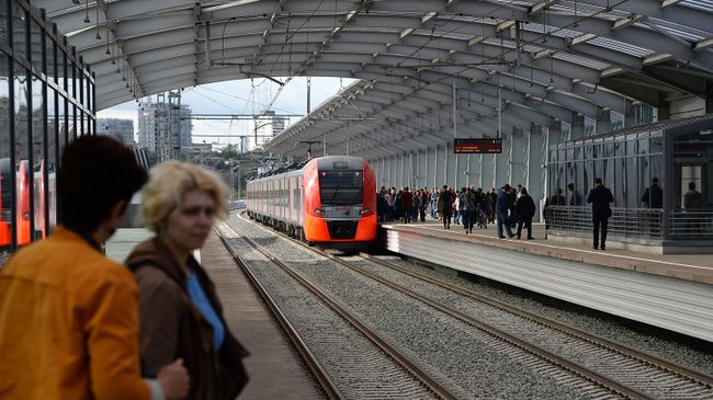 Пассажиры на станции Лужники Московского центрального кольца. Архивное фото Пассажиры на станции Лужники Московского центрального кольца. Архивное фото