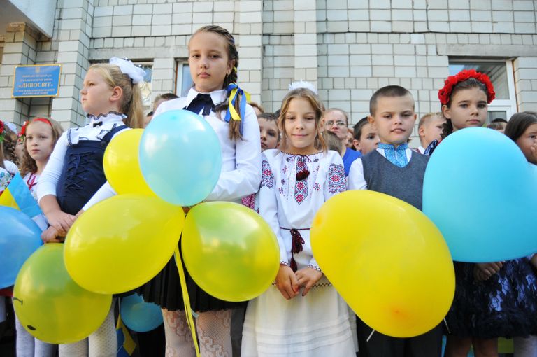 Ученики на торжественной линейке, посвященной Дню знаний, во Львове