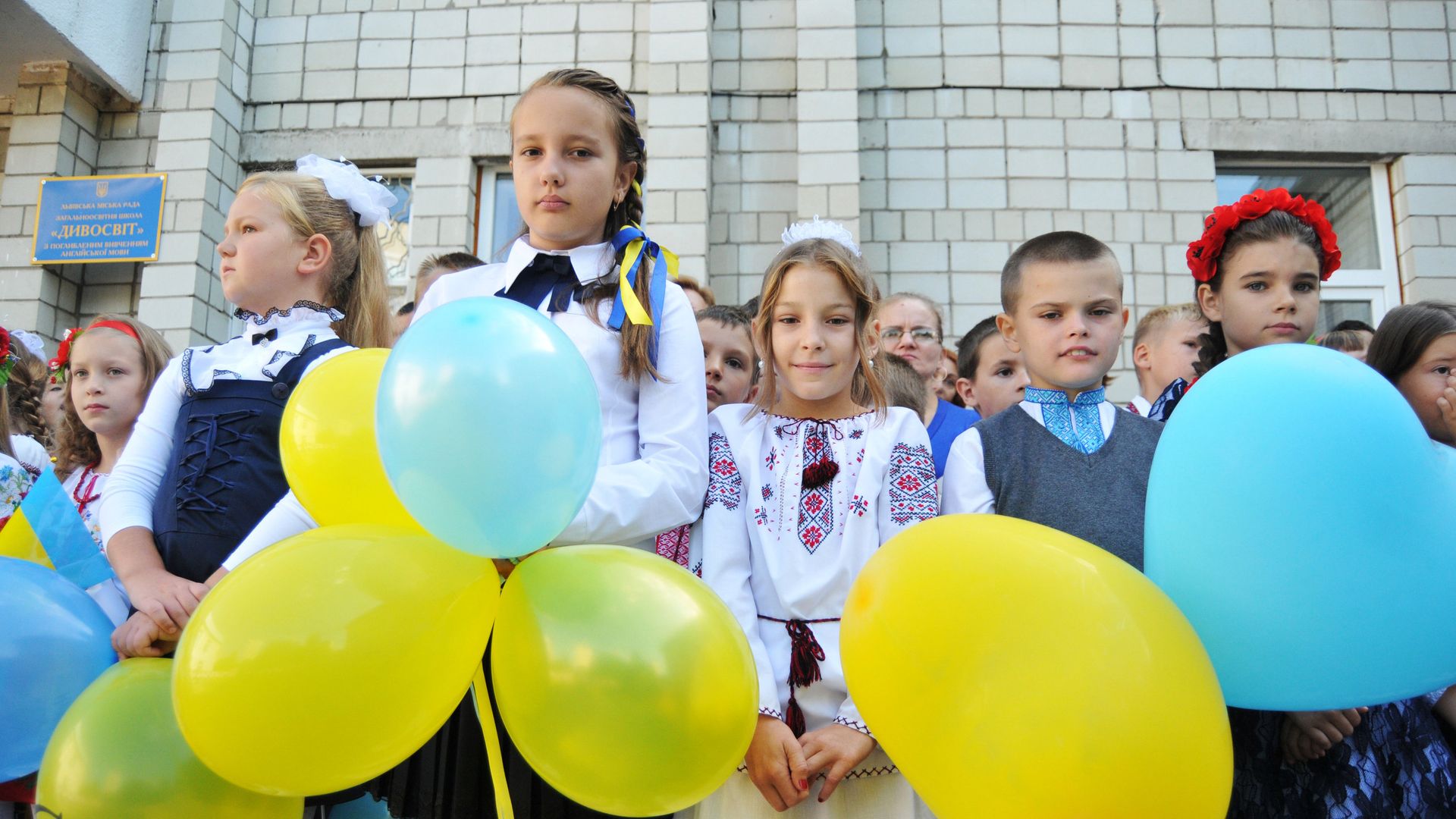 Ученики на торжественной линейке, посвященной Дню знаний, во Львове Ученики на торжественной линейке, посвященной Дню знаний, во Львове - РИА Новости, 1920, 19.04.2022