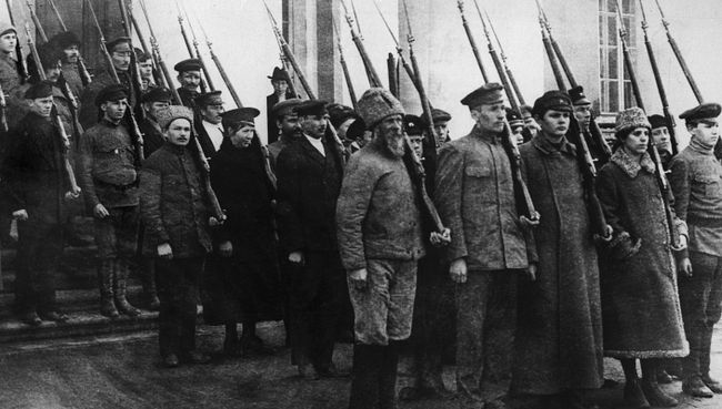 Колонна вооруженных рабочих и служащих во время военной подготовки. Петроград, октябрь 1917 год Колонна вооруженных рабочих и служащих во время военной подготовки. Петроград, октябрь 1917 год
