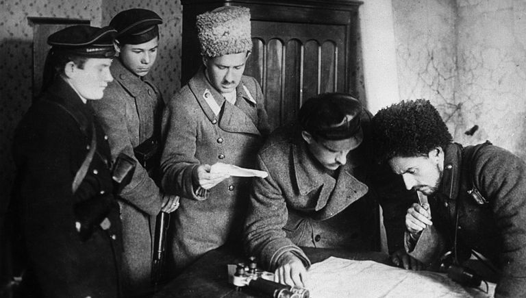 В штабе отрядов революционных солдат и матросов. Вооруженное восстание. 24 октября 1917 г. Петроград В штабе отрядов революционных солдат и матросов. Вооруженное восстание. 24 октября 1917 г. Петроград