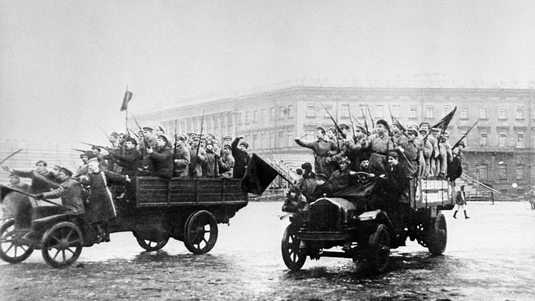 Отряды вооруженных матросов и солдат направляются к Зимнему дворцу. Октябрьские дни 1917 года. Петроград Отряды вооруженных матросов и солдат направляются к Зимнему дворцу. Октябрьские дни 1917 года. Петроград