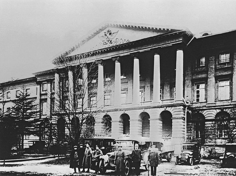 Здание Смольного в Петрограде в дни Октябрьской революции 1917 года Здание Смольного в Петрограде в дни Октябрьской революции 1917 года