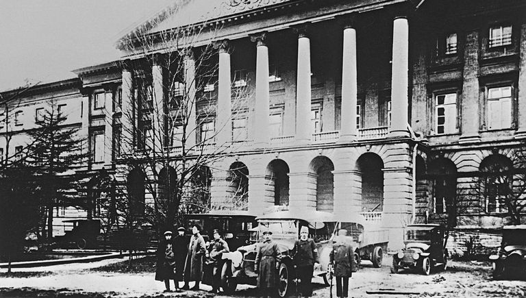 Здание Смольного в Петрограде в дни Октябрьской революции 1917 года Здание Смольного в Петрограде в дни Октябрьской революции 1917 года