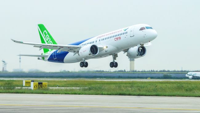 Китайский авиалайнер C919 в международном аэропорту Пудун в Шанхае. 28 сентября 2017 Китайский авиалайнер C919 в международном аэропорту Пудун в Шанхае. 28 сентября 2017