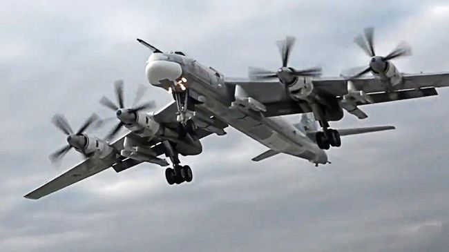 Стратегический бомбардировщик-ракетоносец Ту-95МС во время выполнения боевой задачи по нанесению ударов по объектам террористов в Сирии. 26 сентября 2017 Стратегический бомбардировщик-ракетоносец Ту-95МС во время выполнения боевой задачи по нанесению ударов по объектам террористов в Сирии. 26 сентября 2017