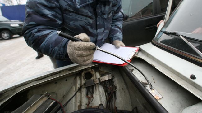 Проверка номера кузова автомобиля в пункте регистрации автотранспорта. Архивное фото