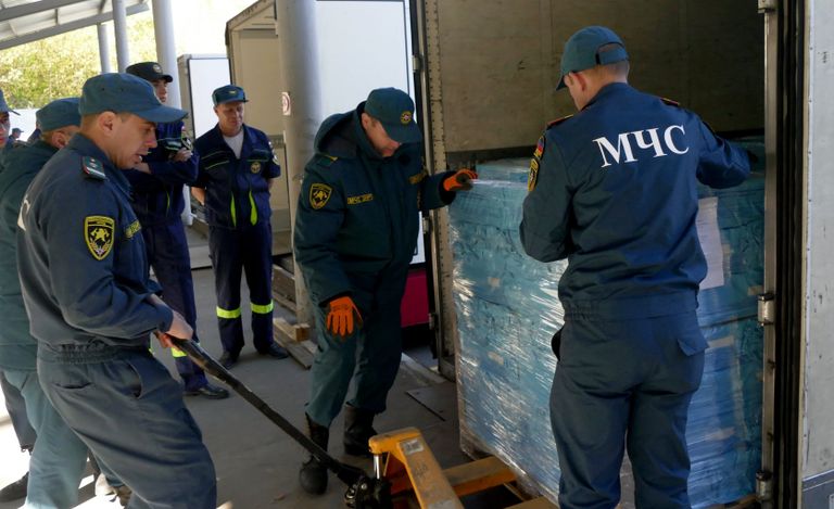Сотрудники МЧС ДНР и МЧС РФ разгружают автомобили 69-го конвоя МЧС России с гуманитарной помощью для жителей Донбасса в Донецке. 28 сентября 2017 Сотрудники МЧС ДНР и МЧС РФ разгружают автомобили 69-го конвоя МЧС России с гуманитарной помощью для жителей Донбасса в Донецке. 28 сентября 2017
