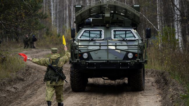 Машина дистанционного разминирования Листва Новосибирского ракетного соединения РВСН перед началом учений в Новосибирской области Машина дистанционного разминирования Листва Новосибирского ракетного соединения РВСН перед началом учений в Новосибирской области