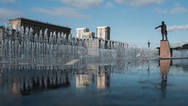 На Московской площади в Санкт-Петербурге. Архивное фото На Московской площади в Санкт-Петербурге. Архивное фото