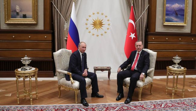 Президент РФ Владимир Путин и президент Турции Реджеп Тайип Эрдоган во время встречи во дворце президента Турецкой Республики в Анкаре. 28 сентября 2017 Президент РФ Владимир Путин и президент Турции Реджеп Тайип Эрдоган во время встречи во дворце президента Турецкой Республики в Анкаре. 28 сентября 2017