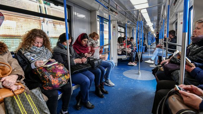 Пассажиры в вагоне поезда московского метрополитена Пассажиры в вагоне поезда московского метрополитена