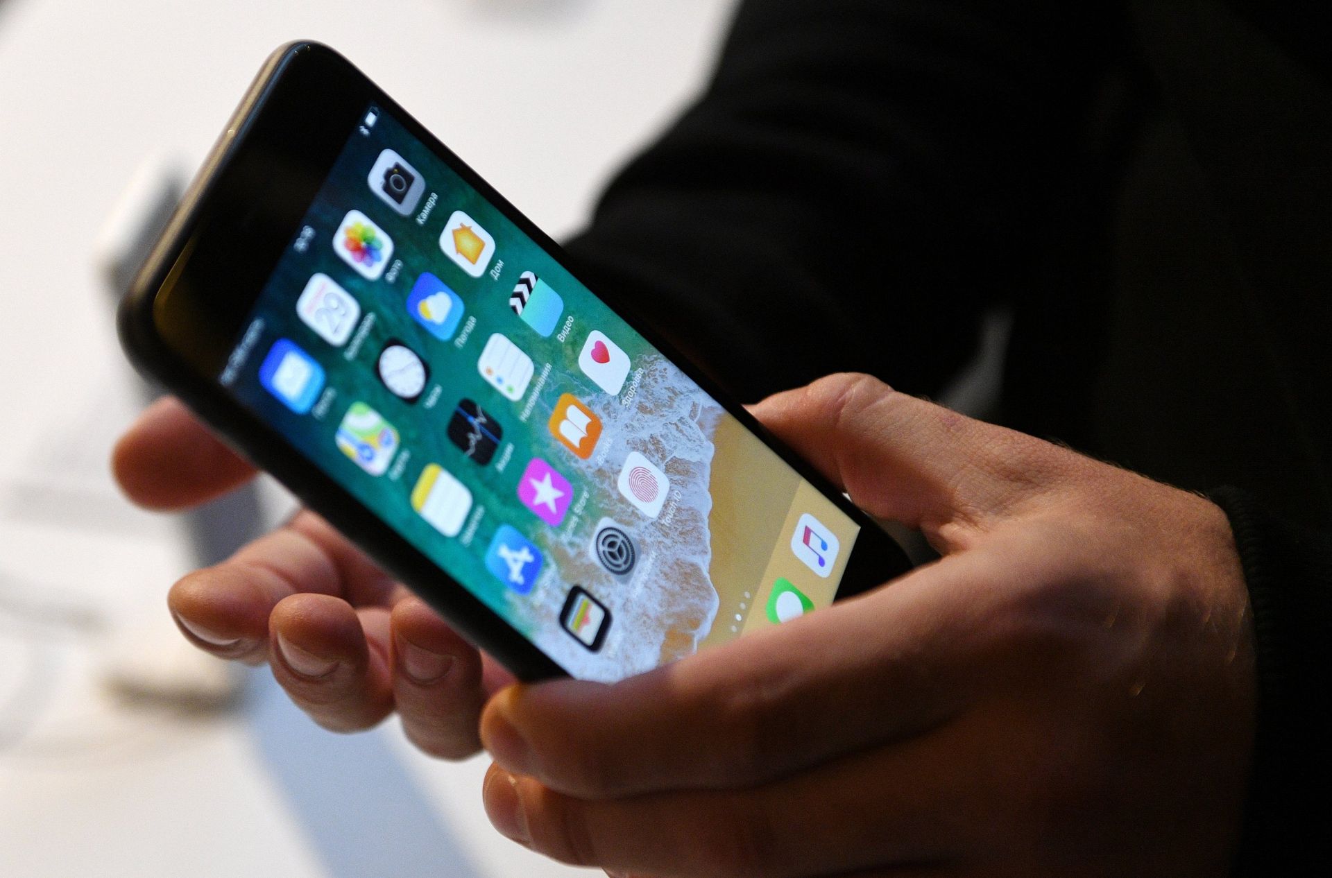 Новые смартфоны iPhone 8 и iPhone 8 Plus представлены на продажу в торговом центре ГУМ. 29 сентября 2017 Новые смартфоны iPhone 8 и iPhone 8 Plus представлены на продажу в торговом центре ГУМ. 29 сентября 2017 - РИА Новости, 1920, 12.03.2021