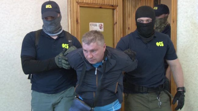 Дмитрий Долгополов, задержанный ФСБ РФ в Симферополе по обвинению в передаче спецслужбам Украины сведений, составляющих государственную тайну. 29 сентбря 2017 Дмитрий Долгополов, задержанный ФСБ РФ в Симферополе по обвинению в передаче спецслужбам Украины сведений, составляющих государственную тайну. 29 сентбря 2017
