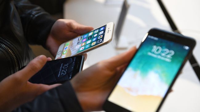 Новые смартфоны iPhone 8 и iPhone 8 Plus представлены на продажу в торговом центре ГУМ. 29 сентября 2017