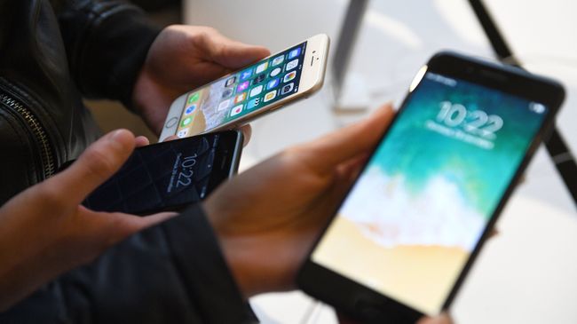 Новые смартфоны iPhone 8 и iPhone 8 Plus представлены на продажу в торговом центре ГУМ. 29 сентября 2017 Новые смартфоны iPhone 8 и iPhone 8 Plus представлены на продажу в торговом центре ГУМ. 29 сентября 2017