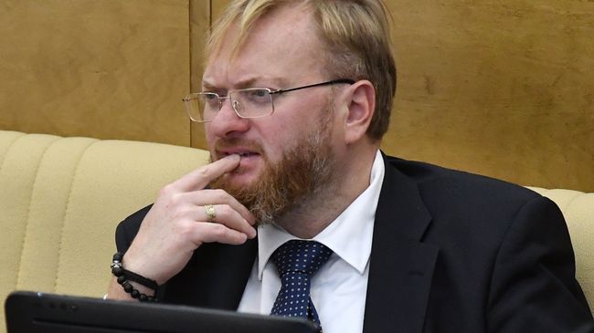 Член Комитета Государственной Думы РФ по международным делам Виталий Милонов перед пленарным заседанием Государственной Думы РФ. Архивное фото