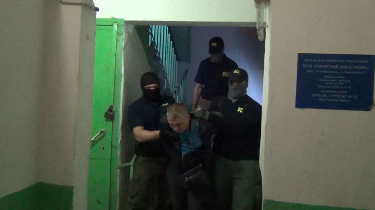 Кадры задержания россиян, передававших информацию о ЧФ в Крыму спецслужбам Украины Кадры задержания россиян, передававших информацию о ЧФ в Крыму спецслужбам Украины