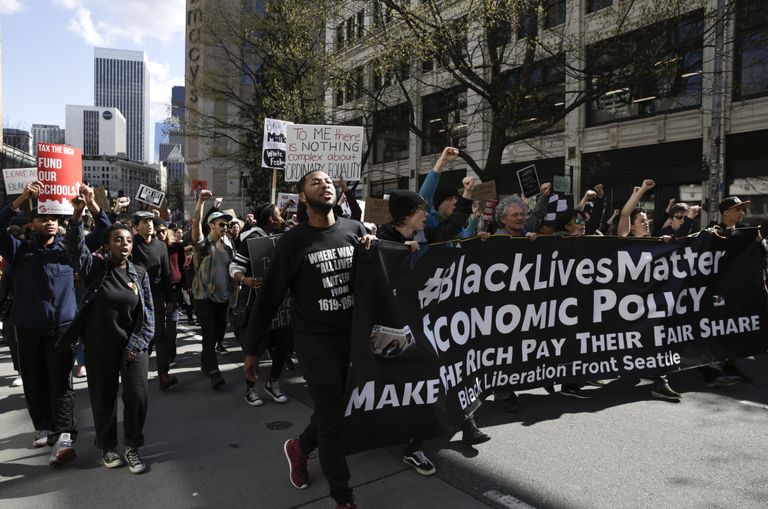 Участники протестов Black Lives Matter в Сиэтле Участники протестов Black Lives Matter в Сиэтле