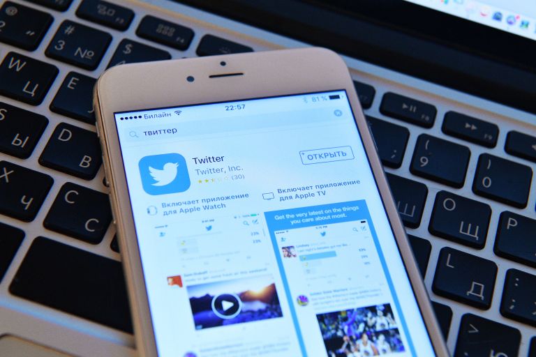 Страница социальной сети Twitter на экране смартфона