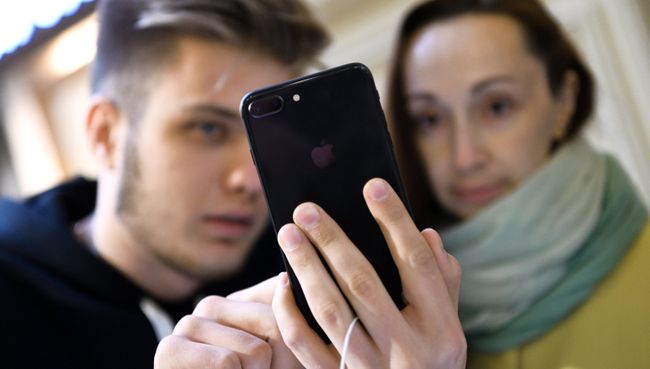 Покупатели новых смартфонов iPhone 8. Архивное фото
