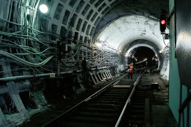 Рабочая метрополитена осматривает пути возле станции метро Невский проспект