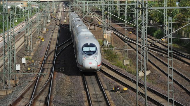 Скоростной поезд Intercity-Express (ICE) в Германии. Архивное фото Скоростной поезд Intercity-Express (ICE) в Германии. Архивное фото