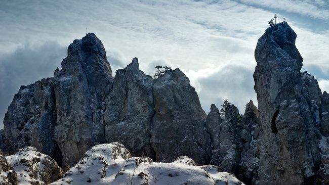 Зубцы вершины горы Ай-Петри в Крыму. Архивное фото Зубцы вершины горы Ай-Петри в Крыму. Архивное фото