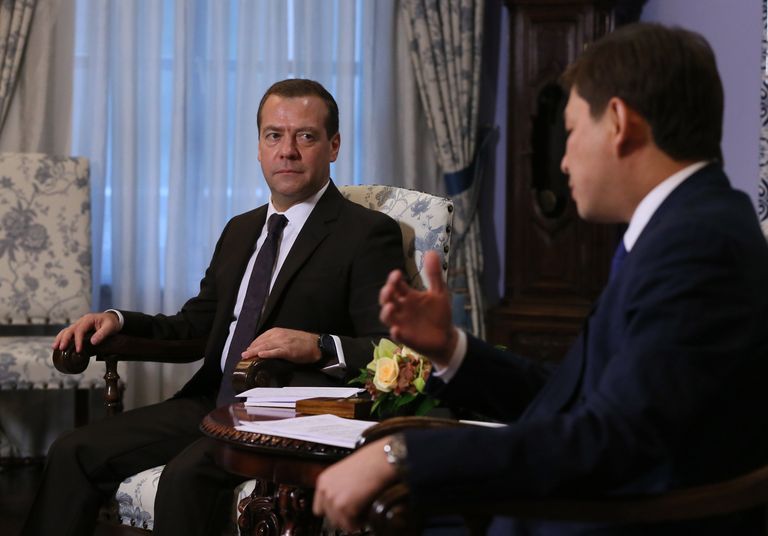 Председатель правительства РФ Дмитрий Медведев и премьер-министр Киргизии Сапар Исаков во время встречи. 29 сентября 2017 Председатель правительства РФ Дмитрий Медведев и премьер-министр Киргизии Сапар Исаков во время встречи. 29 сентября 2017
