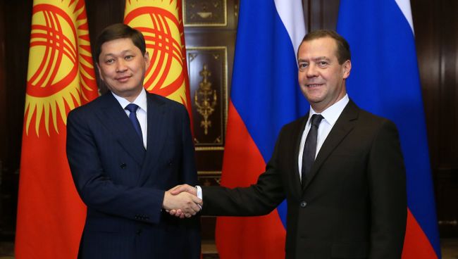 Председатель правительства РФ Дмитрий Медведев и премьер-министр Киргизии Сапар Исаков во время встречи. 29 сентября 2017