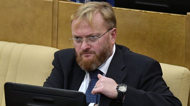 Член комитета Государственной Думы РФ по международным делам Виталий Милонов перед пленарным заседанием Государственной Думы РФ. 29 сентября 2017. Архивное фото Член комитета Государственной Думы РФ по международным делам Виталий Милонов перед пленарным заседанием Государственной Думы РФ. 29 сентября 2017. Архивное фото
