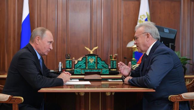 Президент РФ Владимир Путин и председатель Законодательного собрания Красноярского края Александр Усс. 29 сентября 2017 Президент РФ Владимир Путин и председатель Законодательного собрания Красноярского края Александр Усс. 29 сентября 2017