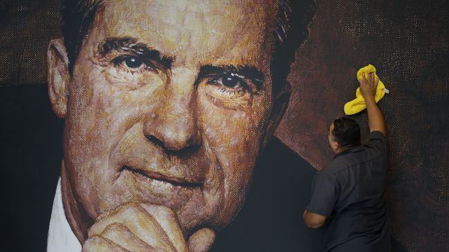 Рабочий протирает портрет экс-президента США Ричарда Никсона в здании музея и библиотеки, названных в его честь, в Калифорнии Рабочий протирает портрет экс-президента США Ричарда Никсона в здании музея и библиотеки, названных в его честь, в Калифорнии