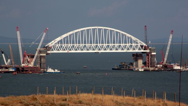 Железнодорожная арка строящегося моста через Керченский пролив. Архивное фото Железнодорожная арка строящегося моста через Керченский пролив. Архивное фото