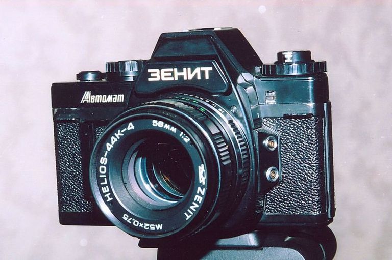 «Зенит» — один из немногих однообъективных зеркальных фотоаппаратов в мире, переделанных из дальномерной камеры. Всего выпущено почти 40 тысяч экземпляров «Зенит» — один из немногих однообъективных зеркальных фотоаппаратов в мире, переделанных из дальномерной камеры. Всего выпущено почти 40 тысяч экземпляров
