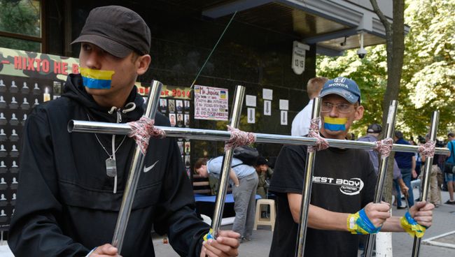 Участники акции протеста у здания Генеральной прокуратуры Украины в Киеве Участники акции протеста у здания Генеральной прокуратуры Украины в Киеве